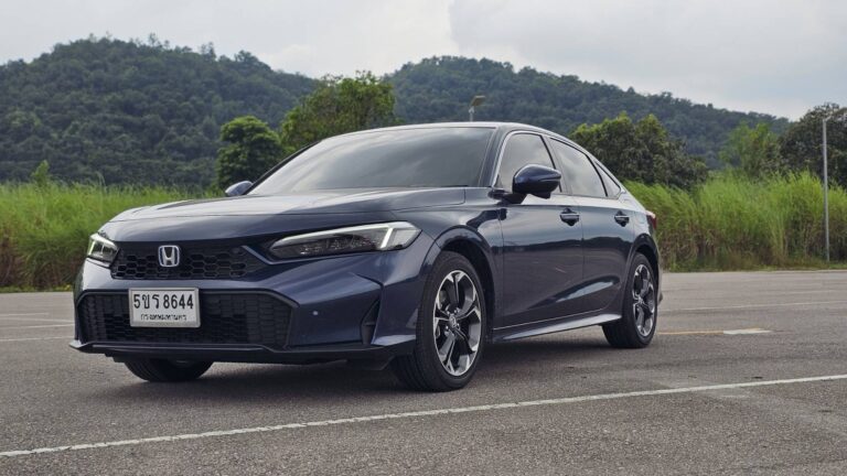 Civic ใหม่ มาพร้อม 2 ทางเลือกของขุมพลังการขับเคลื่อน ได้แก่ ระบบขับเคลื่อนฟูลไฮบริด e:HEV และขุมพลังเทอร์โบเครื่องยนต์ 1.5 ลิตร พร้อมสร้างความมั่นใจตลอดเส้นทางด้วยเทคโนโลยีความปลอดภัยอัจฉริยะ ฮอนด้า เซนส์ซิ่ง (Honda SENSING)